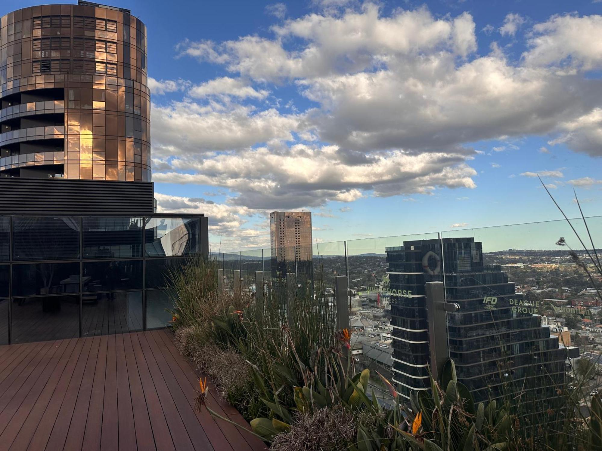 Skyview Retreat Whitehorse Tower Apartment Box Hill Exterior photo